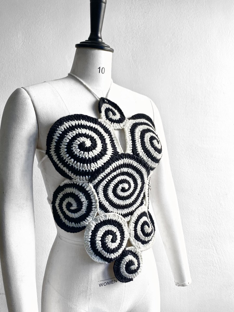 TheElleyy's tweet photo. A lot of hours and balls of yarn later, here’s a handmade crochet swirl top.🧶
It costs $0.00 to retweet &amp; help me grow my small business please.🥺🙏🏾 https://t.co/yzTgLT0IEe