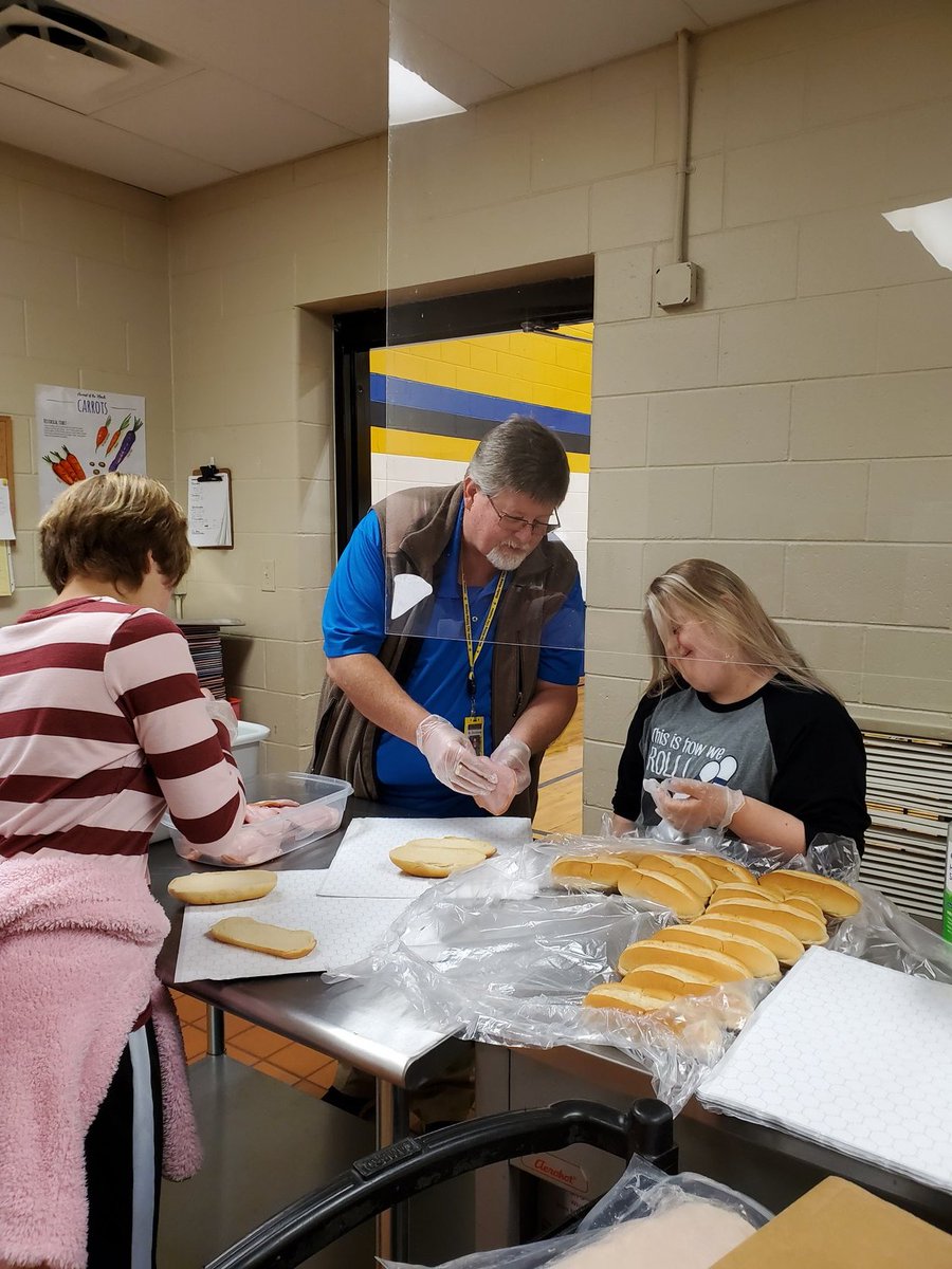 RBilstein's tweet photo. My 1st period resource kids helped make sandwiches for lunch today. #mystudentsrock #lovemyjob https://t.co/iYuSie6gVR