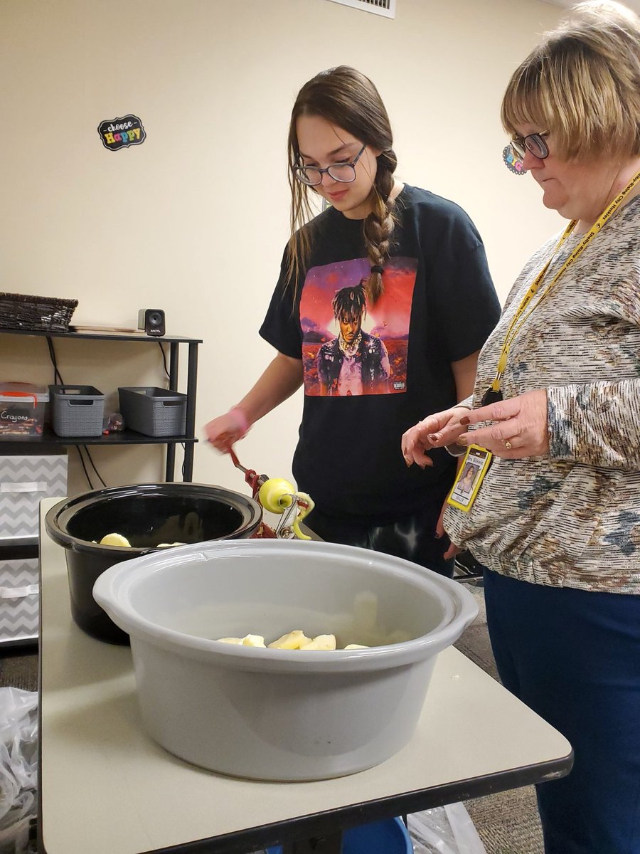 RBilstein's tweet photo. We made homemade applesauce in the resource room.#smelledamazing https://t.co/WIjbq9Zw8s