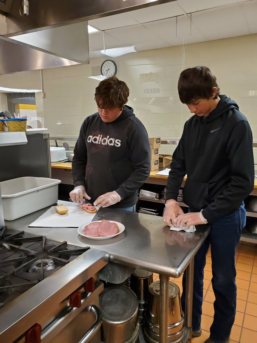 RBilstein's tweet photo. My 1st period resource kids helped make sandwiches for lunch today. #mystudentsrock #lovemyjob https://t.co/iYuSie6gVR