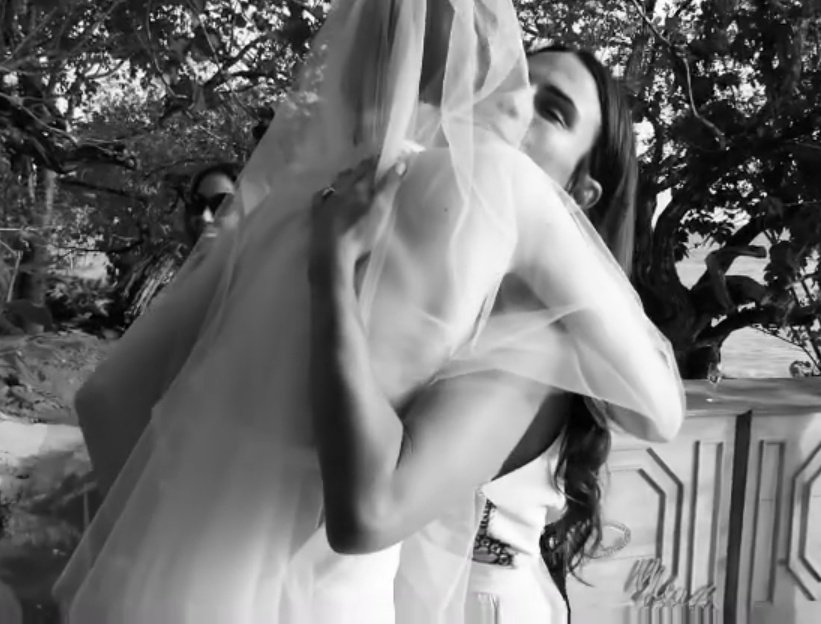 scivolidinuovo_'s tweet photo. vin diesel e jordana brewster al matrimonio della figlia di paul walker non ce la faccio piango 😭 https://t.co/wQ8fKWl3a5