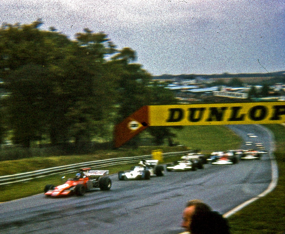 49 years ago tonight, 15-year-old me wended my way back to the midlands on public transport having witnessed Jean Pierre Beltoise victorious at Brands Hatch in the BRM P180

My Kodak Instamatic couldn’t cope with poor light, but I managed to salvage these 🤷🏼‍♂️

🇬🇧 #F1 #VictoryRace
