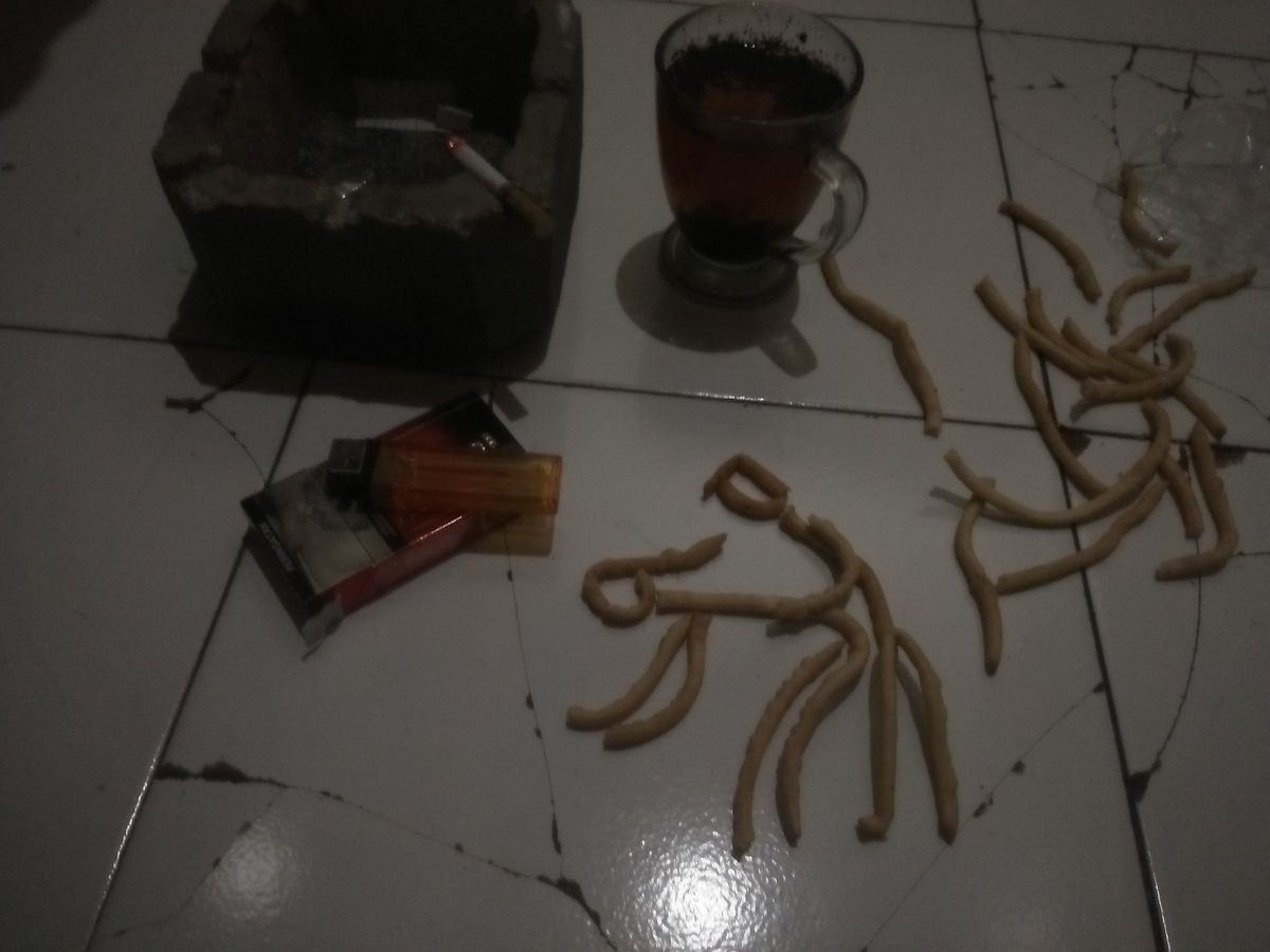 YEfgeha's tweet photo. Ketika main ke rumah temen ada snack panjang ini. 
Jiwa kreatifku meronta ronta https://t.co/8cNgcCOZ21