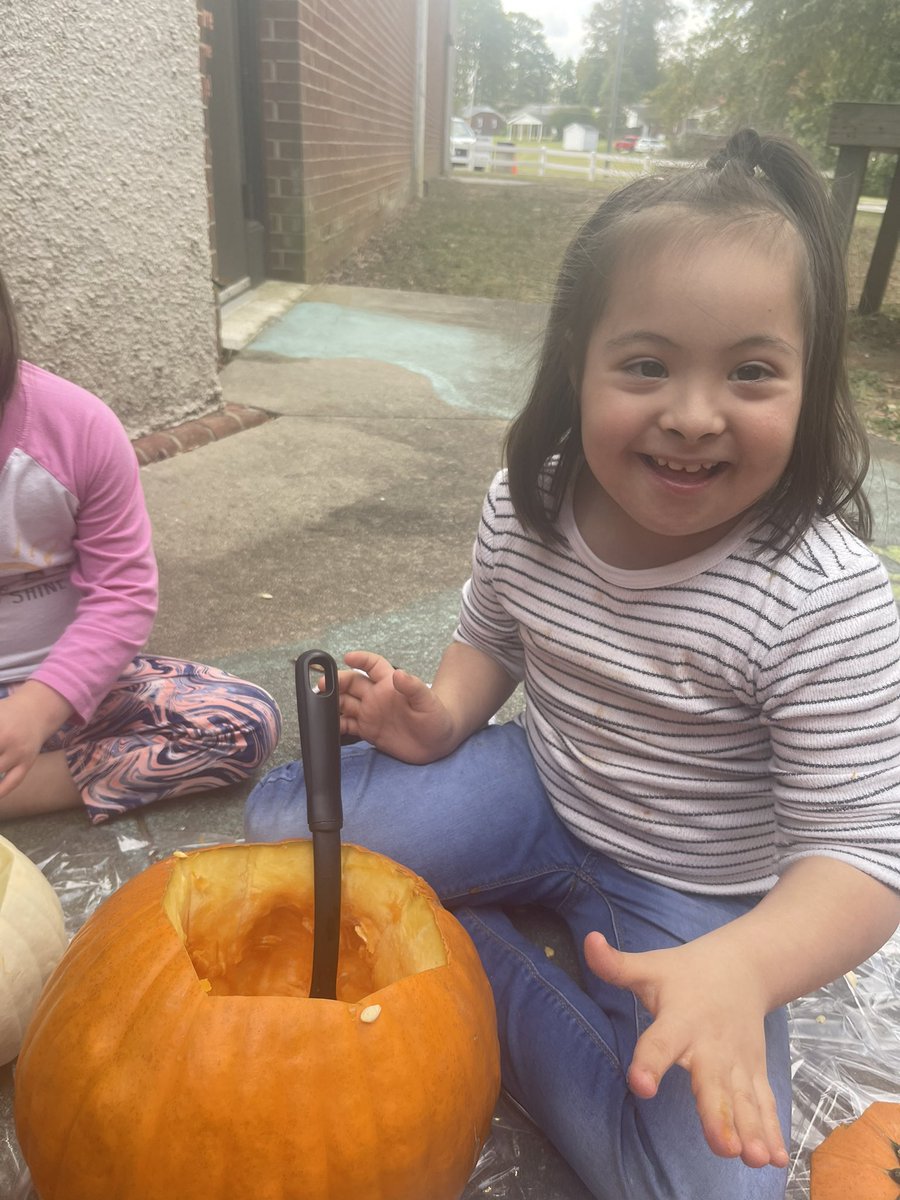 jedwardsAC's tweet photo. We had an awesome time exploring real pumpkins today to finish out our week of learning about pumpkins! Lots of laughs and smiles shared 🎃🥰 @rhandrewselem https://t.co/xbEacuxPW7