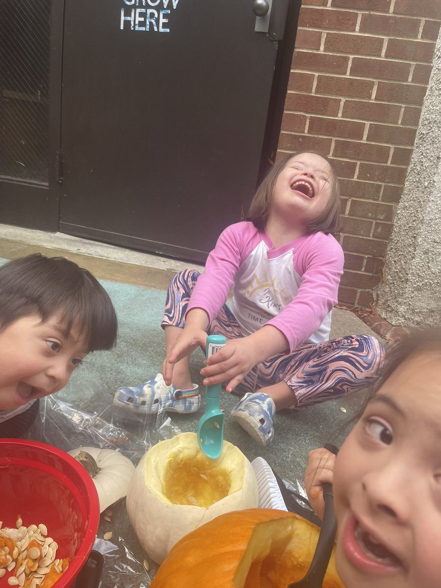 jedwardsAC's tweet photo. We had an awesome time exploring real pumpkins today to finish out our week of learning about pumpkins! Lots of laughs and smiles shared 🎃🥰 @rhandrewselem https://t.co/xbEacuxPW7