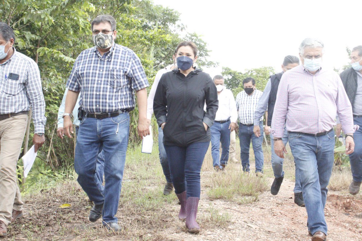 GobTeapa's tweet photo. “Realiza alcaldesa @Alma_Espadas gira de trabajo”.

La ciudadana estuvo acompañada del Arq. Armando Padilla Herrera, director general de @CEASTabasco e Ing. Felipe Irineo Pérez, director local de Conagua en Tabasco. https://t.co/yK3IvFV4zW