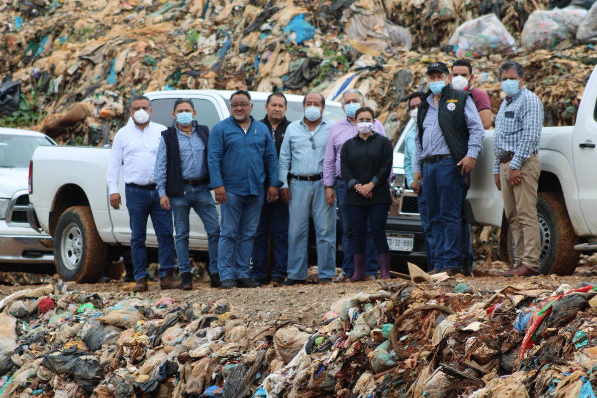 GobTeapa's tweet photo. “Realiza alcaldesa @Alma_Espadas gira de trabajo”.

La ciudadana estuvo acompañada del Arq. Armando Padilla Herrera, director general de @CEASTabasco e Ing. Felipe Irineo Pérez, director local de Conagua en Tabasco. https://t.co/yK3IvFV4zW