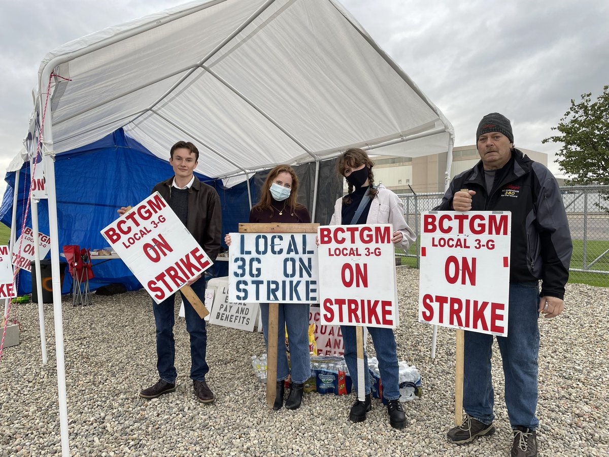 Alma_YDSA's tweet photo. Alma YDSA supporting the workers on strike against Kellogg by dropping off supplies in Battle Creek, MI! Keep up the good fight! https://t.co/utxNMu8RA4