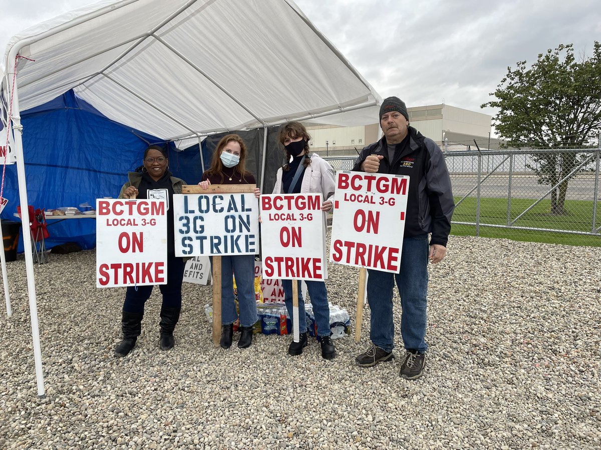 Alma_YDSA's tweet photo. Alma YDSA supporting the workers on strike against Kellogg by dropping off supplies in Battle Creek, MI! Keep up the good fight! https://t.co/utxNMu8RA4