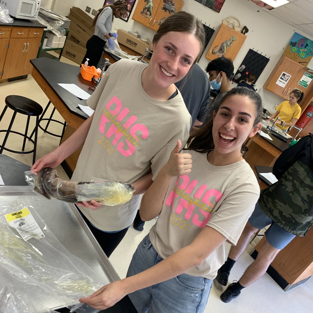 ThBryceisRight_'s tweet photo. EWW! What’s that smell!? It’s sharks! 🦈 👃🏻 🤢
Honors A&amp;P kicked off their dissection of Squalus acanthias today! #HendersonScience #iamwfisd #ROHORideOnTogether21 #handsonlearning #STEM #80sDay https://t.co/mTBDPzImSS