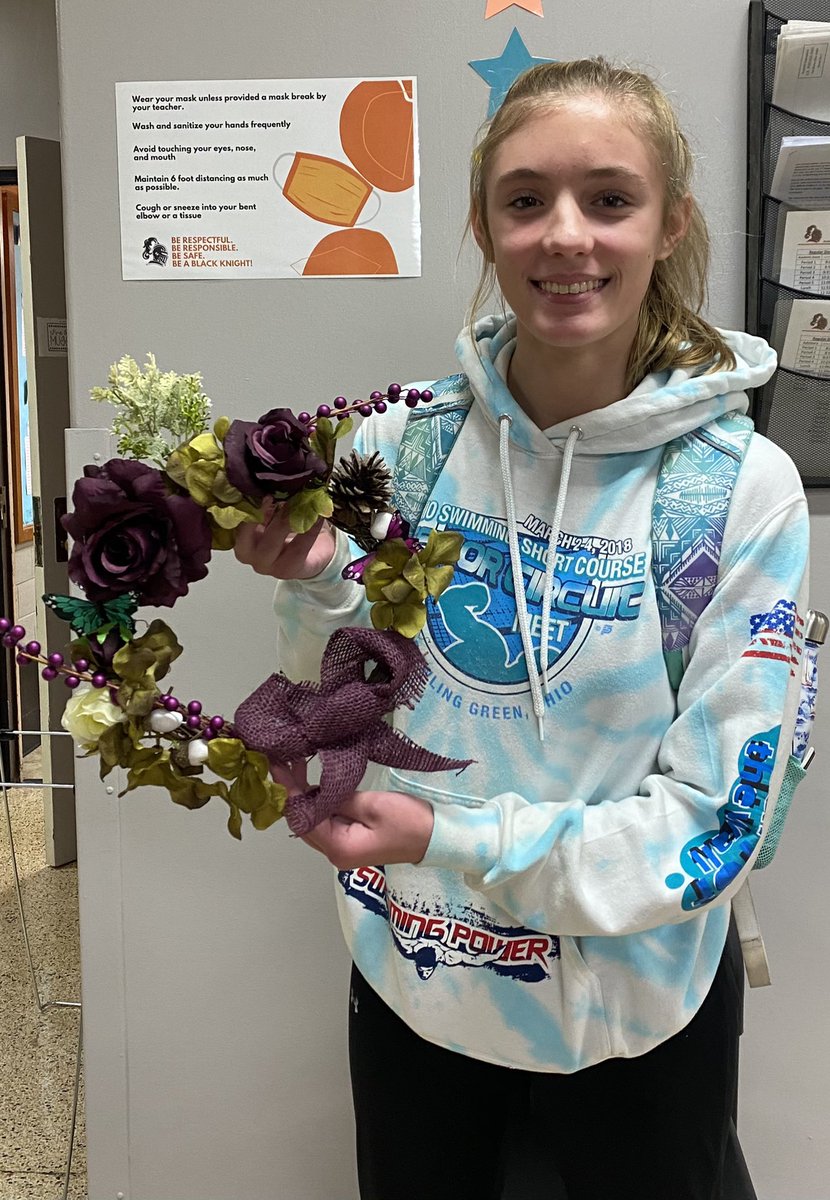 dkeeran2's tweet photo. Just had to snap a picture of this pretty wreath. @BementLindsey #schoolsecretary #vb1team https://t.co/ajctpntDus