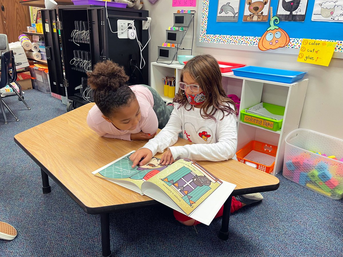 We ♥️ reading with our 4th grade Book Buddies 📚🐛 #MavericksMoveMountains 🏔@MissAllfree <a href="/MPS_Morton/">Morton Elementary</a> <a href="/MalonePrincipal/">Troy Malone</a>