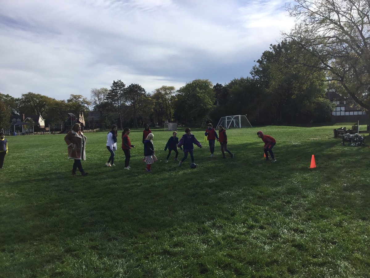 ZacharyBeyer3's tweet photo. 3-5th grade enjoyed soccer games today! @FieldD64 #d64smiles #physed #engageD64 #d64PE https://t.co/X5Dxp5hY27