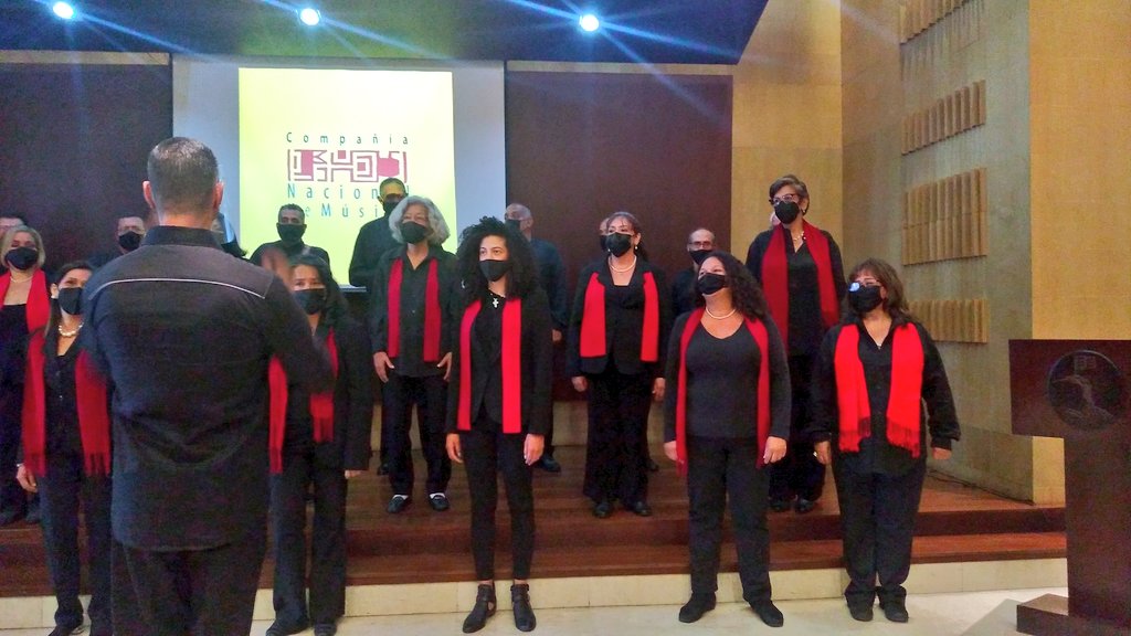 Ven_Musica's tweet photo. #EnFotos 📸
✨@minculturave y la #FCNM presentaron el concierto coral 🎶 "Voces de mi Pueblo le Cantan a Alí", a cargo de la Red Bolivariana de Coros Hugo Chávez y el Orfeón del #MPPPE, en marco de la celebración de los 80 años de Alí Primera✨
#VacúnateEvitaElContagio https://t.co/psiMFEtHPp