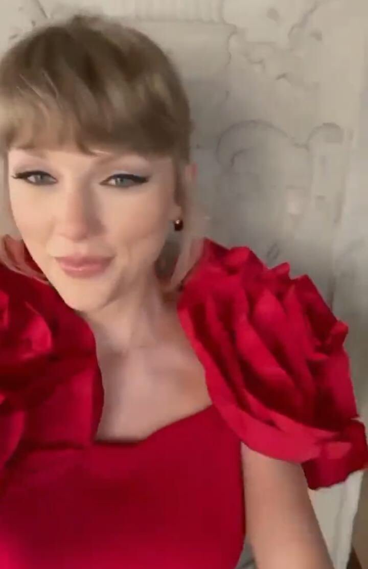LaPuercaylor's tweet image. 🚨🚨| TEORÍA!

-Había dos vestidos diferentes en el video de Taylor creen que uno haya sido utilizado para algún video
Musical? O hará alguna presentación con el 👀👀👀👀