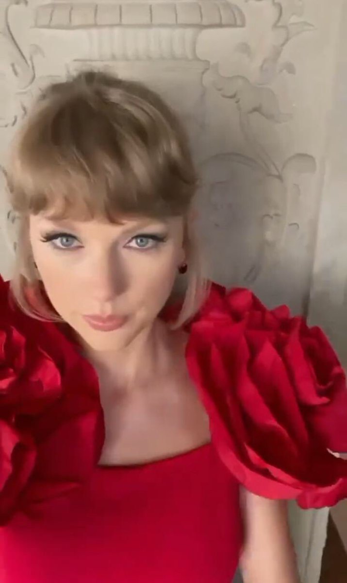 LaPuercaylor's tweet image. 🚨🚨| TEORÍA!

-Había dos vestidos diferentes en el video de Taylor creen que uno haya sido utilizado para algún video
Musical? O hará alguna presentación con el 👀👀👀👀