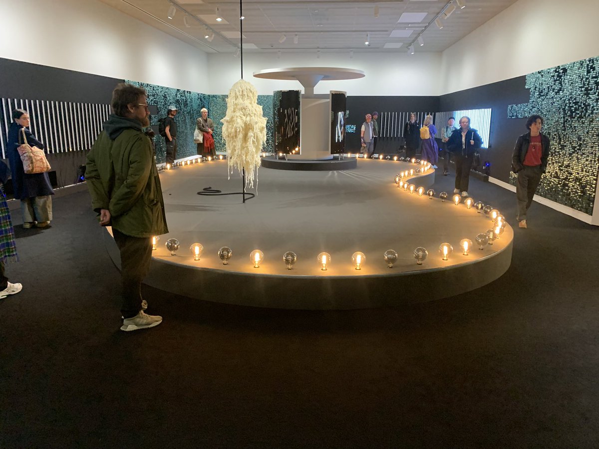 HeidiPersdatter's tweet photo. Var på tur med klassen i dag på #nitja i Lillestrøm å så Børre Sæthre: The Sound of the Atom Splitting. Et fantastisk kunstverk. Det er noe med lyd, lys, paljetter og urinal som gjorde at jeg fikk lyst til å gråte. Gå å se utstillingen hvis du har mulighet. ❤️ https://t.co/fure45gmPQ