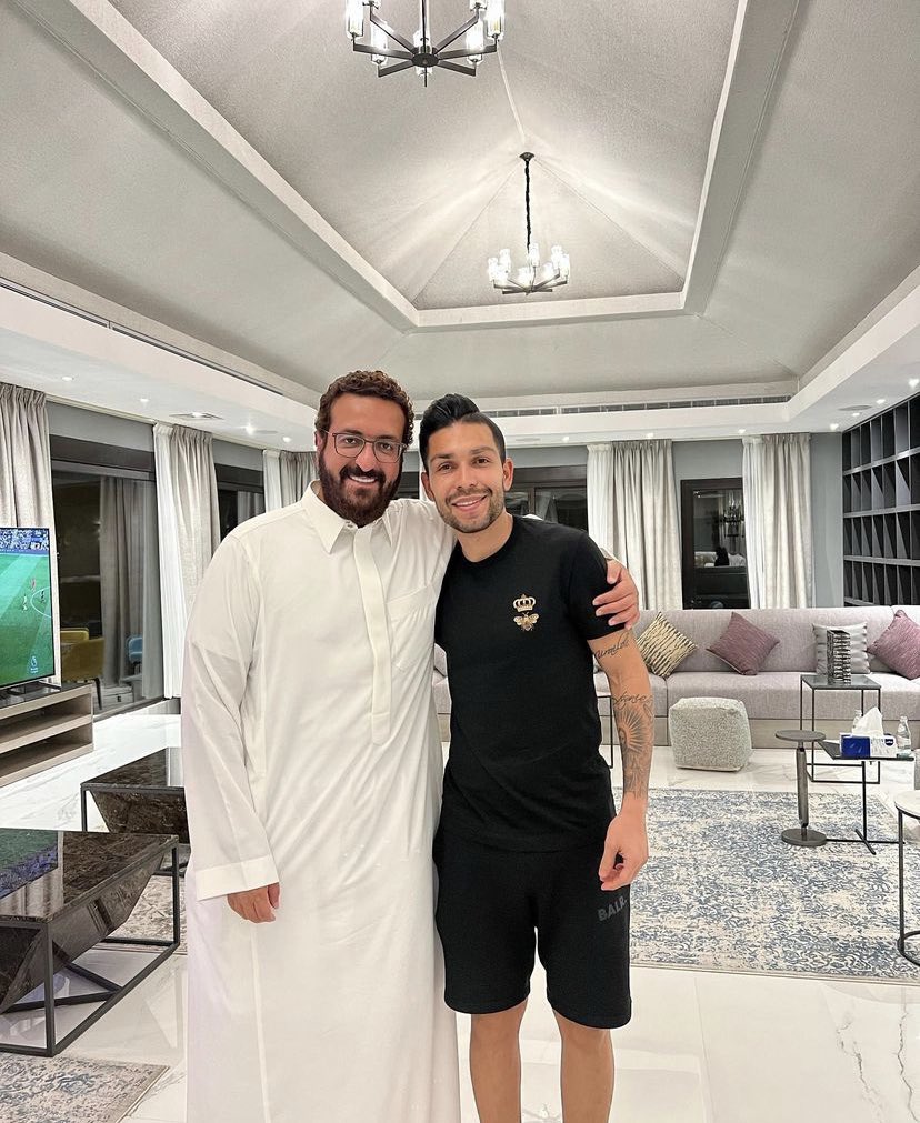 بيتروس IG

لا استطيع المغادره من دون ان اودع حبيبي♥️