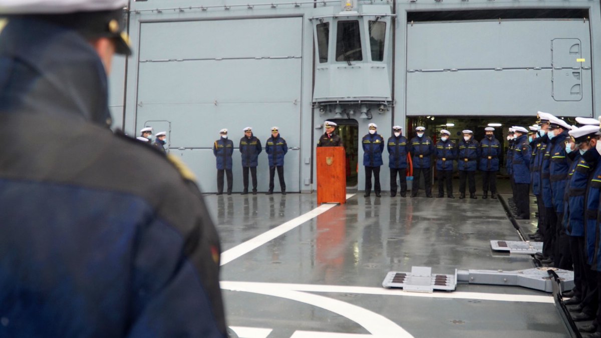 Unser Erster Offizier Fregattenkapitän von Puttkamer hat gestern nach zwei Jahren seine Dienstgeschäfte an Fregattenkapitän Gräßel übergeben. Dies geschah auf dem Flugdeck unserer Fregatte bei typisch #norddeutschem Wetter.