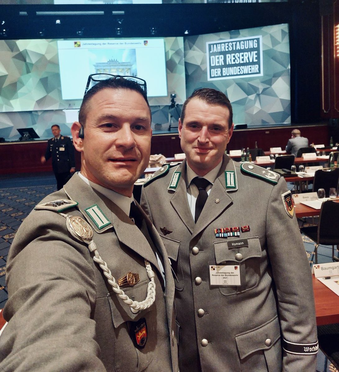 StOffzBw's tweet photo. #Kameradschaft ist nicht abhängig vom #Dienstgrad
#vdrbw @bundeswehrInfo #Bundeswehr #jahrestagung #berlin #Reserve #wachbataillon #bmvg https://t.co/pifCviWsKx