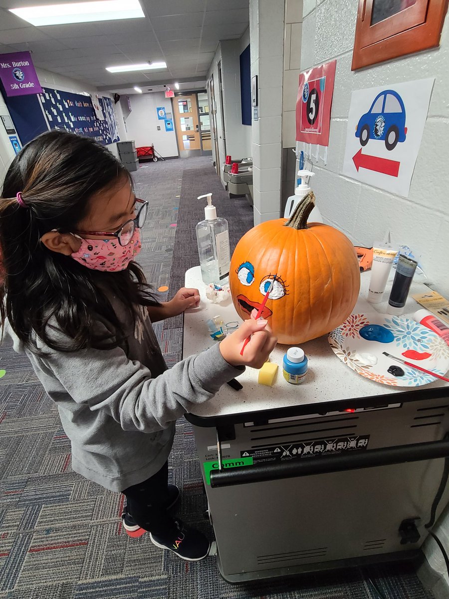 sparks5lori's tweet photo. Tons of problem solving, creativity, and FUN today! Circuit projects, group pumpkin, and Genius Hour made for a great Friday! #CommerceElem #wlcsd https://t.co/Z4BPEJLrEp