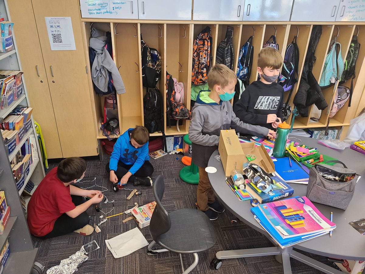 sparks5lori's tweet photo. Tons of problem solving, creativity, and FUN today! Circuit projects, group pumpkin, and Genius Hour made for a great Friday! #CommerceElem #wlcsd https://t.co/Z4BPEJLrEp
