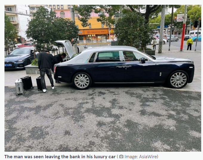 مليونير صيني وُصف بالعصبي دخل "بنك شنغهاي" فطلب منه رجل الأمن وضع كمامة على وجهه فرفض وغضب، المليونير سحب 5ملايين يوان من حسابه (3 ملايين ريال) وهو الحد اليومي للسحب وطلب من الموظف عدها وذهب بسيارته الفاخرة وأودعها في بنك آخر، قال أنه سيأتي يومياً حتى يسحب كل أمواله من هذا البنك.