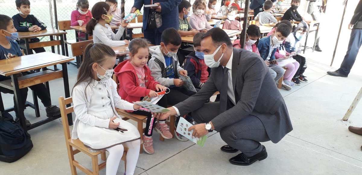 Sayın Kaymakamımız Musa AYYILDIZ; İl Kültür Turizm Müdürümüz Sayın Umut TUNCER ve İlçe Milli Eğitim Müdürü Sayın Cemal AĞIROL Çobanisa Hakim Ahmet Akgün İlkokulu'nda öğrencilere Kitap hediye ederek,Okuma Etkinliğine katıldılar.