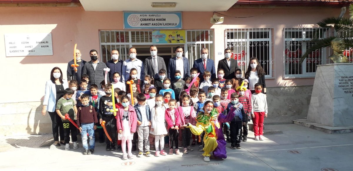TCKarpuzlu's tweet photo. Sayın Kaymakamımız Musa AYYILDIZ; İl Kültür Turizm Müdürümüz Sayın Umut TUNCER ve İlçe Milli Eğitim Müdürü Sayın Cemal AĞIROL Çobanisa Hakim Ahmet Akgün İlkokulu'nda öğrencilere Kitap hediye ederek,Okuma Etkinliğine katıldılar. https://t.co/JT2Cr5hxZe
