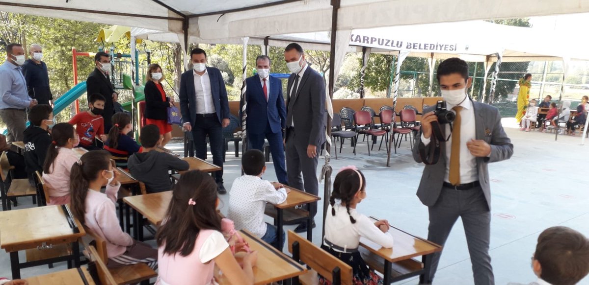 TCKarpuzlu's tweet photo. Sayın Kaymakamımız Musa AYYILDIZ; İl Kültür Turizm Müdürümüz Sayın Umut TUNCER ve İlçe Milli Eğitim Müdürü Sayın Cemal AĞIROL Çobanisa Hakim Ahmet Akgün İlkokulu'nda öğrencilere Kitap hediye ederek,Okuma Etkinliğine katıldılar. https://t.co/JT2Cr5hxZe