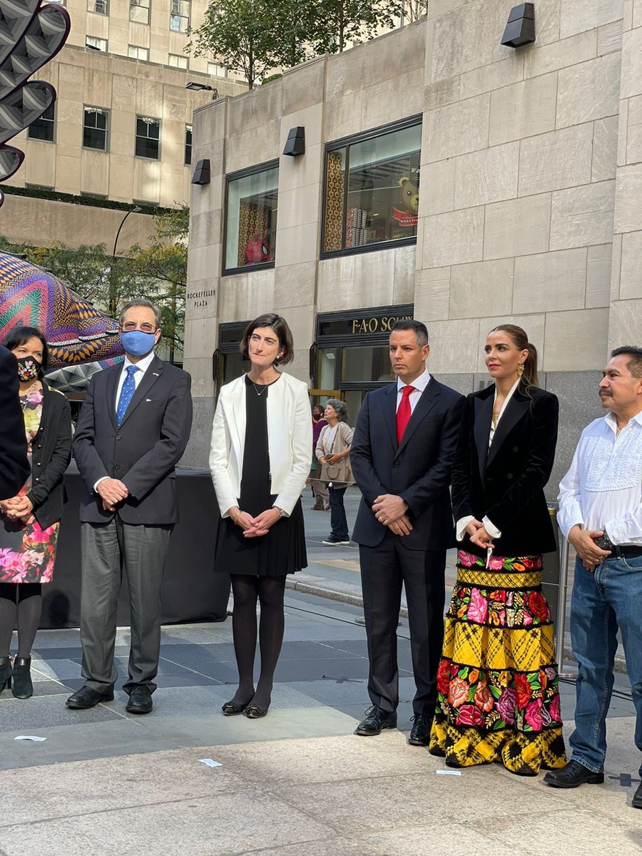 alejandromurat's tweet photo. Mi agradecimiento al Emb. @emoctezumab, por hacer posible el "Mes de Oaxaca en Estados Unidos". Además, reconocemos al representante permanente de México ante la @ONU_es, Juan Ramón de la Fuente, por su trabajo incansable en la defensa de los pueblos de Oaxaca. https://t.co/1gtmmlz5BQ