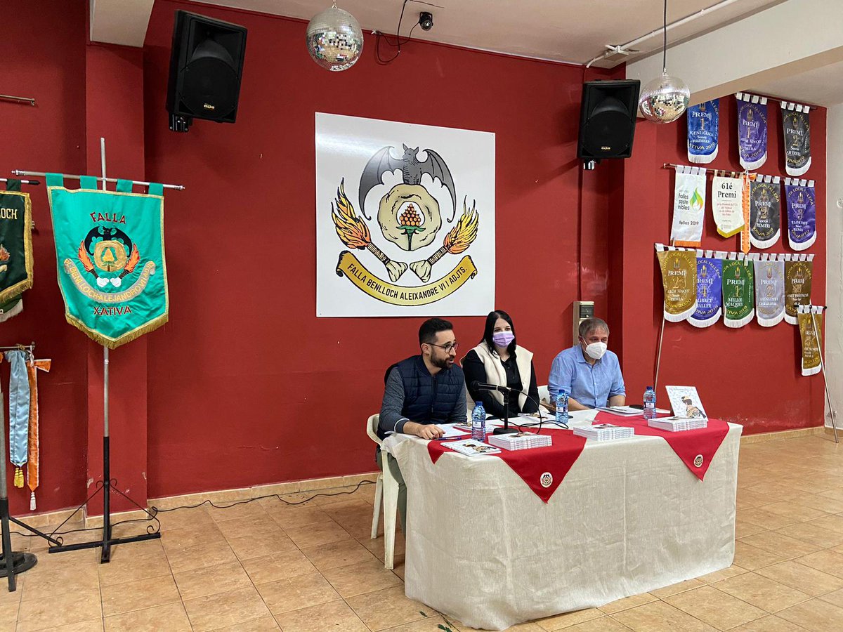 Falla_Benlloch's tweet photo. Bona nit a tots i totes,
Hui hem presentat el nostre llibret de les no falles 2021.
Gràcies a tots els que han fet possible la seua edició i també als assistents per acompanyar-nos en una vesprada tan especial per a nosaltres. 
Continuarem fent cultura. 
#Benlloch #Cultura https://t.co/gr2AF72uDi