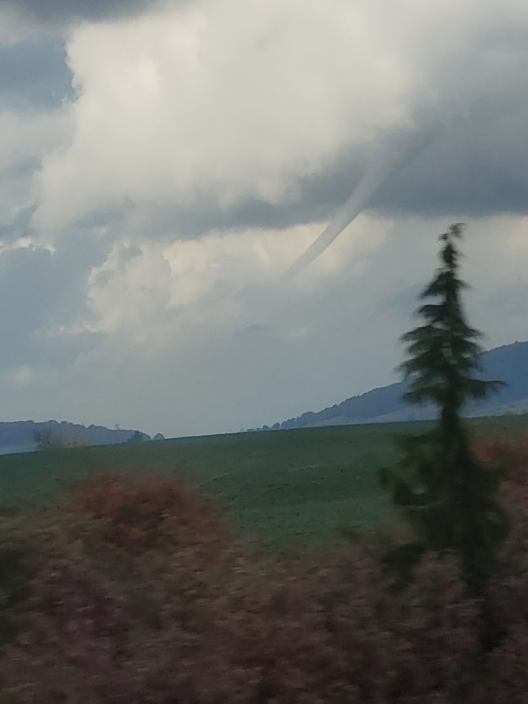 GSchoeneman's tweet photo. @KGWNews funnel cloud at Basket Slough on the way to the Oregon coast! https://t.co/r4zFSLYveL