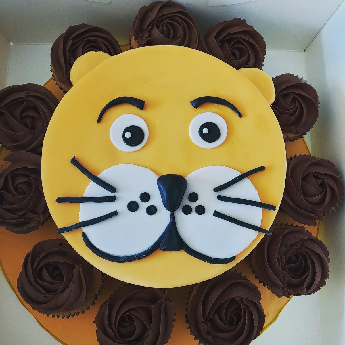 PemsCakes's tweet photo. A fun lion cake 😊 https://t.co/W6QUy6C1Gw