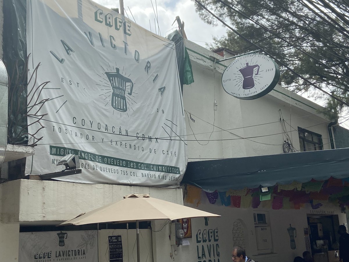 Chipuc's tweet photo. ¡Alerta! Hoy en @Alcaldia_Coy @CoyoacanDenunci en café La Victoria de MAQ. Ojo mujeres, ponen clavos y pinchan la llanta si bajas por café, te siguen en taxi y otro auto oscuro, mujer te avisa y aparece hombre a ayudarte y te roban @giogutierrezag a mts vulca sospechosa abusiva https://t.co/EZ2tKfSgcU