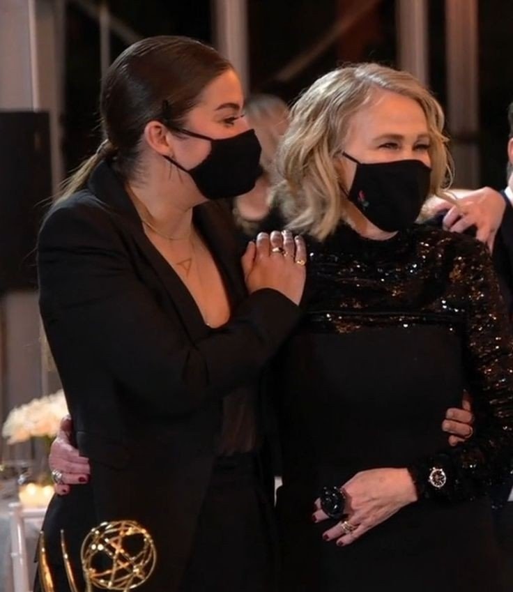 annie murphy looking like she would risk it all for catherine o'hara