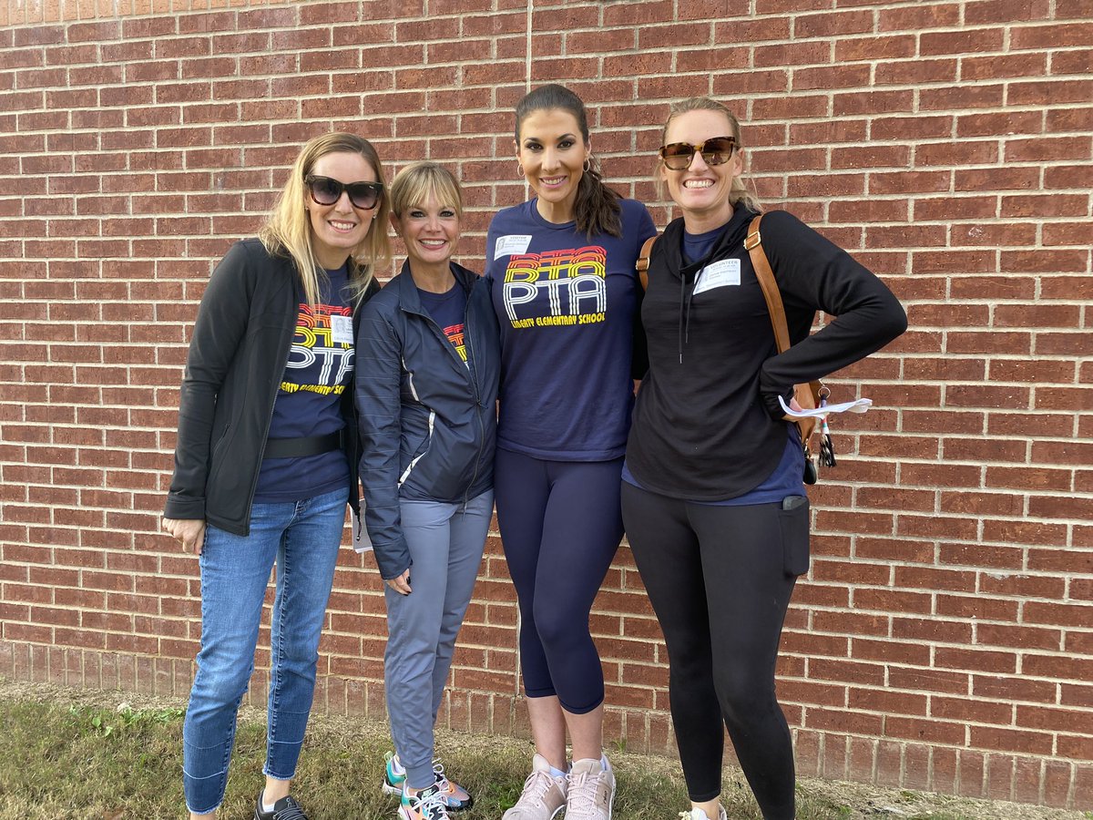 MrsMulkey5's tweet photo. These ladies get a post all their own! I wouldn’t have survived today without their help and great attitudes. Thank you for supporting @LibertyES &amp; #rm510 It wouldn’t have been nearly as much fun without y’all! ❤️#firstofthelasts #fifthgrademoms #libertymagic2122 https://t.co/fAOeliULDm