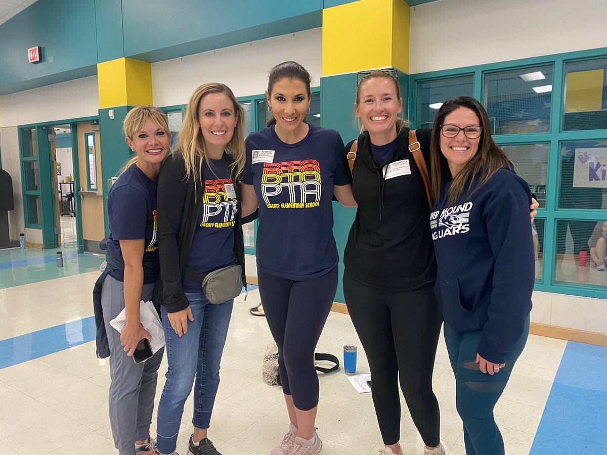 MrsMulkey5's tweet photo. These ladies get a post all their own! I wouldn’t have survived today without their help and great attitudes. Thank you for supporting @LibertyES &amp; #rm510 It wouldn’t have been nearly as much fun without y’all! ❤️#firstofthelasts #fifthgrademoms #libertymagic2122 https://t.co/fAOeliULDm