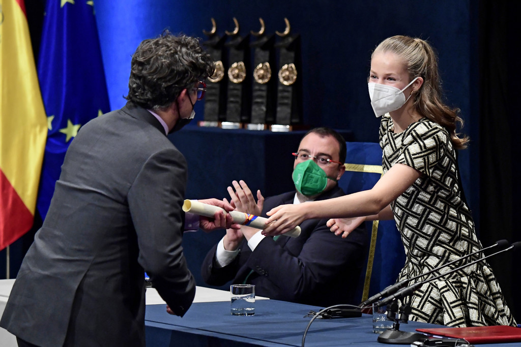 UnaiQuijada's tweet photo. Crown Princess Leonor was looking chic in Bgo &amp; Me dress while attending the Princesa de Asturias Awards 2021 ceremony at the Campoamor Theater in Oviedo, Spain 🖤 #PremiosPrincesadeAsturias https://t.co/iABUd7O0h3