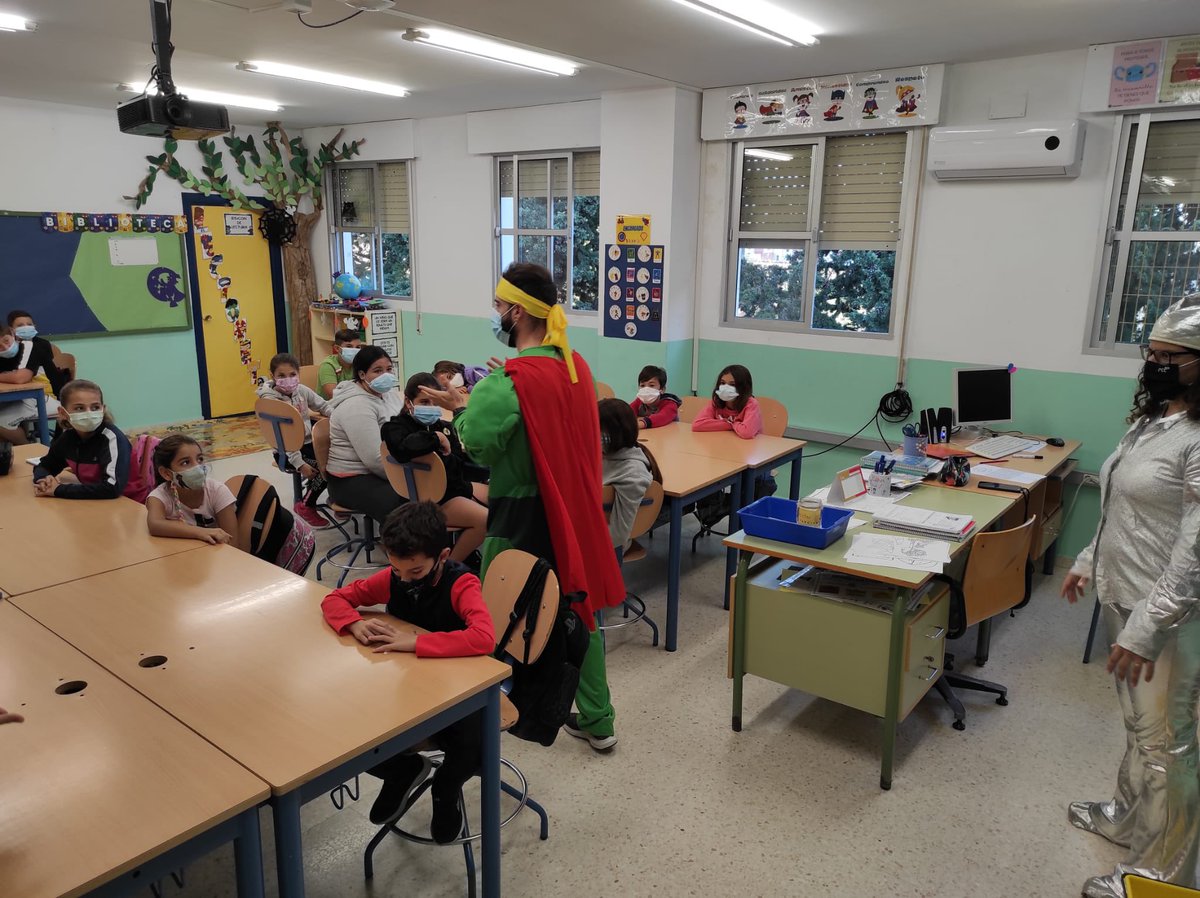 ceip_mar's tweet photo. Un taller sobre la importancia del reciclaje para completar y continuar nuestro #Impulsa2 de @EducaAnd gracias a este taller de #CRA de #ElPuerto #ABP seguimos creciendo @ale_gnomos @blanra2 @francisjavier84 @EducaAnd @EducaAndInnova @javierimbroda https://t.co/bZ0M98RrXa