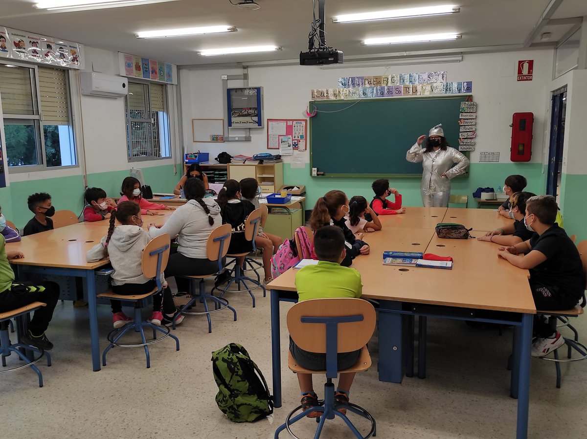 ceip_mar's tweet photo. Un taller sobre la importancia del reciclaje para completar y continuar nuestro #Impulsa2 de @EducaAnd gracias a este taller de #CRA de #ElPuerto #ABP seguimos creciendo @ale_gnomos @blanra2 @francisjavier84 @EducaAnd @EducaAndInnova @javierimbroda https://t.co/bZ0M98RrXa