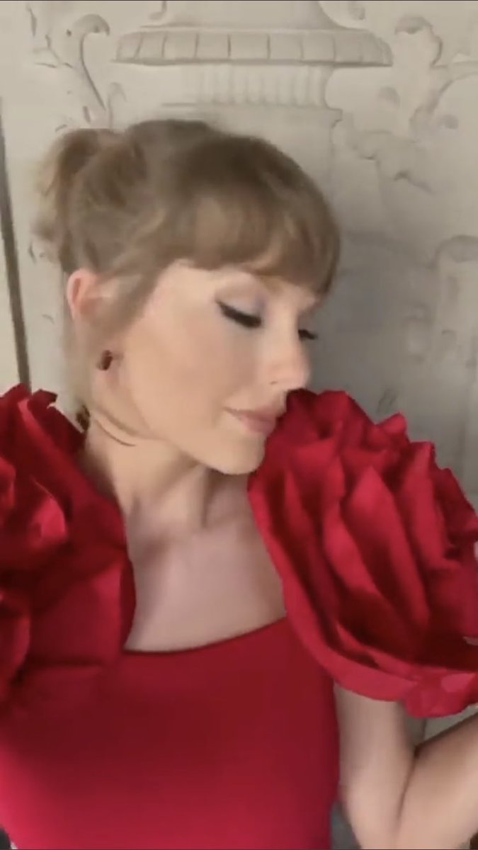 alltoojohn's tweet photo. Taylor Swift                    Taylor Swift 
driving                              driving me crazy https://t.co/RRyccE69Kf