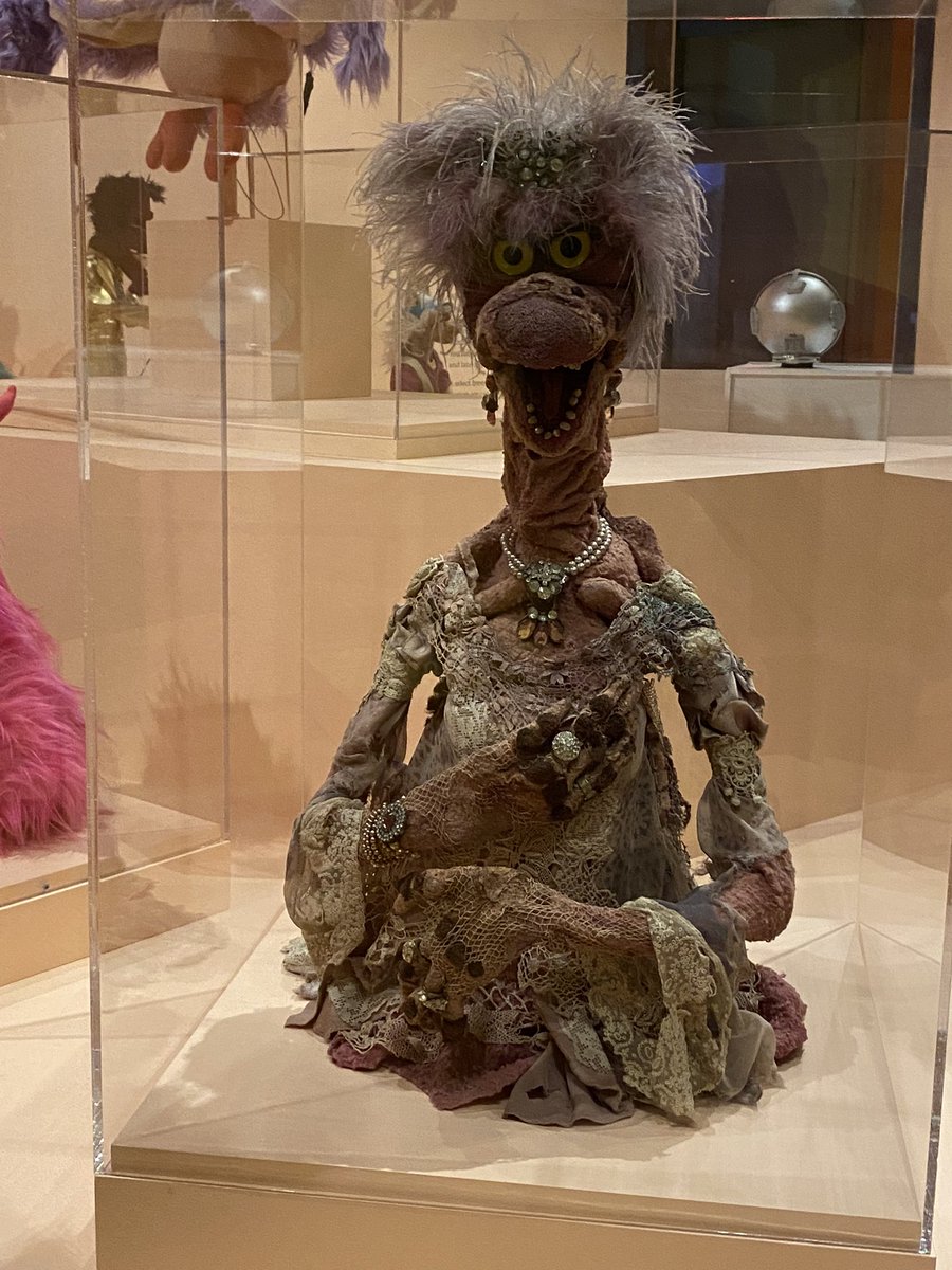 stitchkingdom's tweet photo. Queen Peuta from The Muppets on SNL #PuppetsOfNewYork https://t.co/gtouh0oNnh