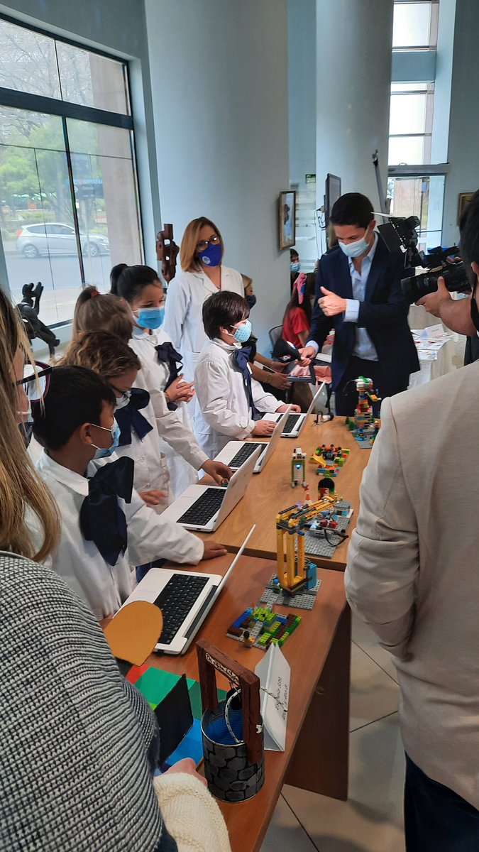 eliseli_'s tweet photo. Representantes de 4to A y B en la "Semana de la Robótica y la Programación en Educación". ¡Qué placer escuchar todo lo que han aprendido, cada explicación!
El camino continúa ahora hacia Olimpíadas Ceibal 💪💪💪
#esc339 https://t.co/DvjDCHx0mo