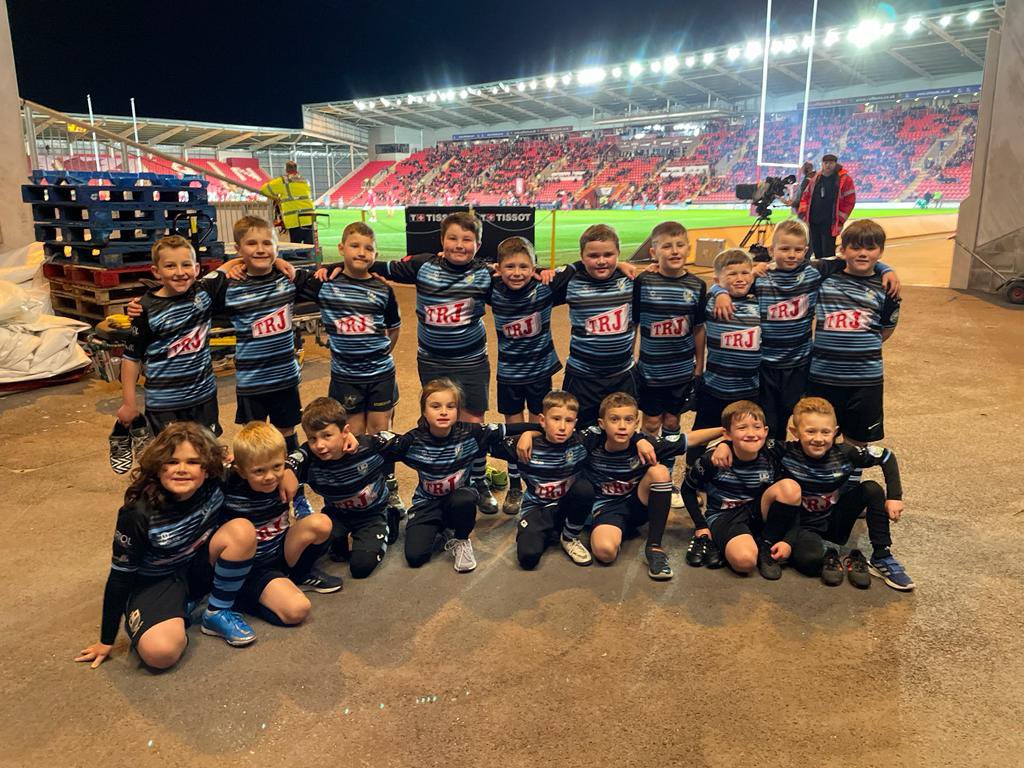 Ammanford_Rugby's tweet photo. A big thank you to @CymunedScarlets @scarlets_rugby for hosting our U8s tonight. Hopefully memories these boys will remember playing Half Time tag at @official_parc , Diolch yn fawr 🔵⚫️ #Glasadu https://t.co/5dMgXiojph