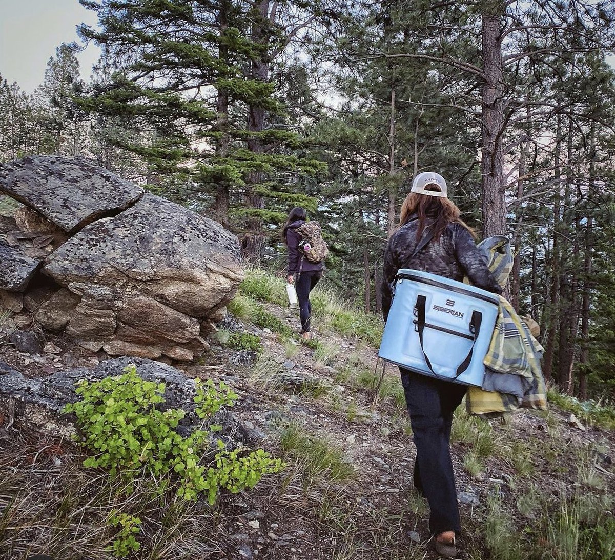 SiberianCoolers's tweet photo. Who else is hiking with their sidekick this weekend? #wheresyoursidekicksoft #autumnsale #keepinitcold #hikingadventures #hikinglife #siberiancoolers #softcoolerbags# https://t.co/Ra5U20A9wI https://t.co/ZKbMlKPE0w
