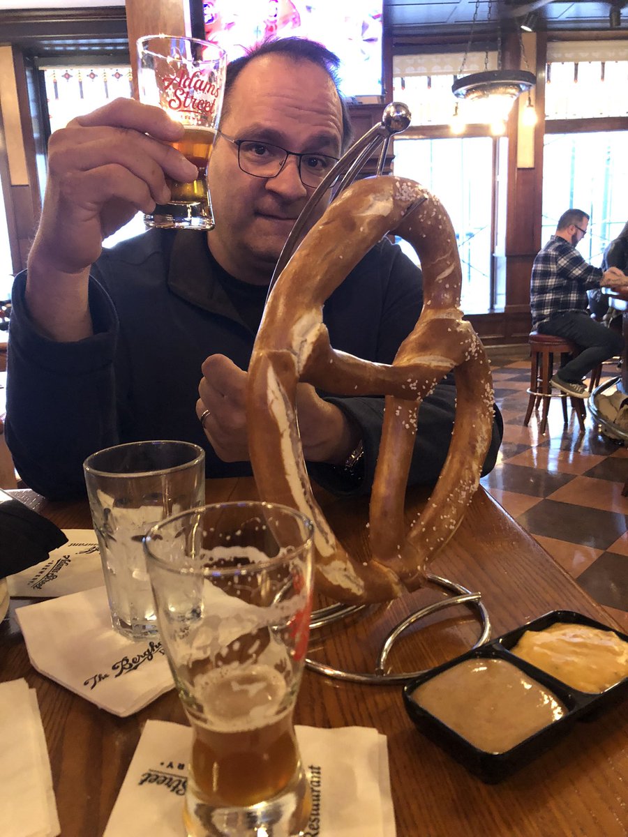 jamesro's tweet photo. Cheers to a fantastic weekend Evertonians!
#livefromchicago
#evertonFCblueindallas https://t.co/r7cX2YBJV6