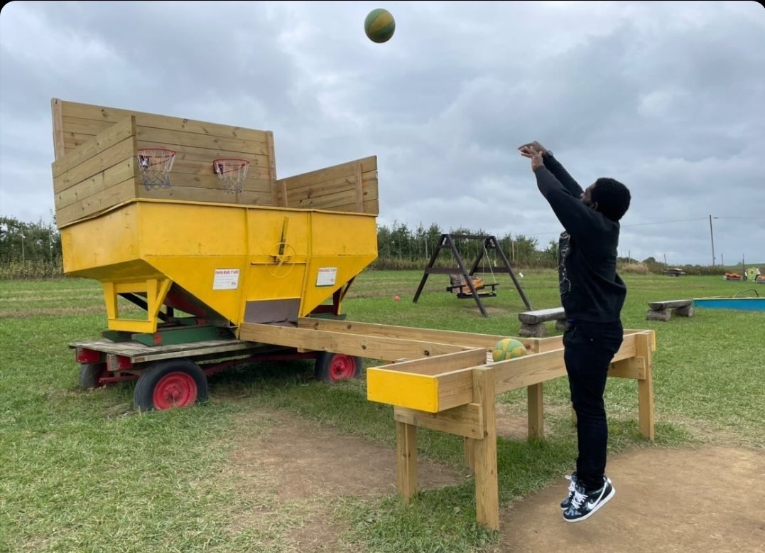 NifMuhammad's tweet photo. went to pick some apples but couldn't leave without picking up a few buckets https://t.co/sS3Px35a5i