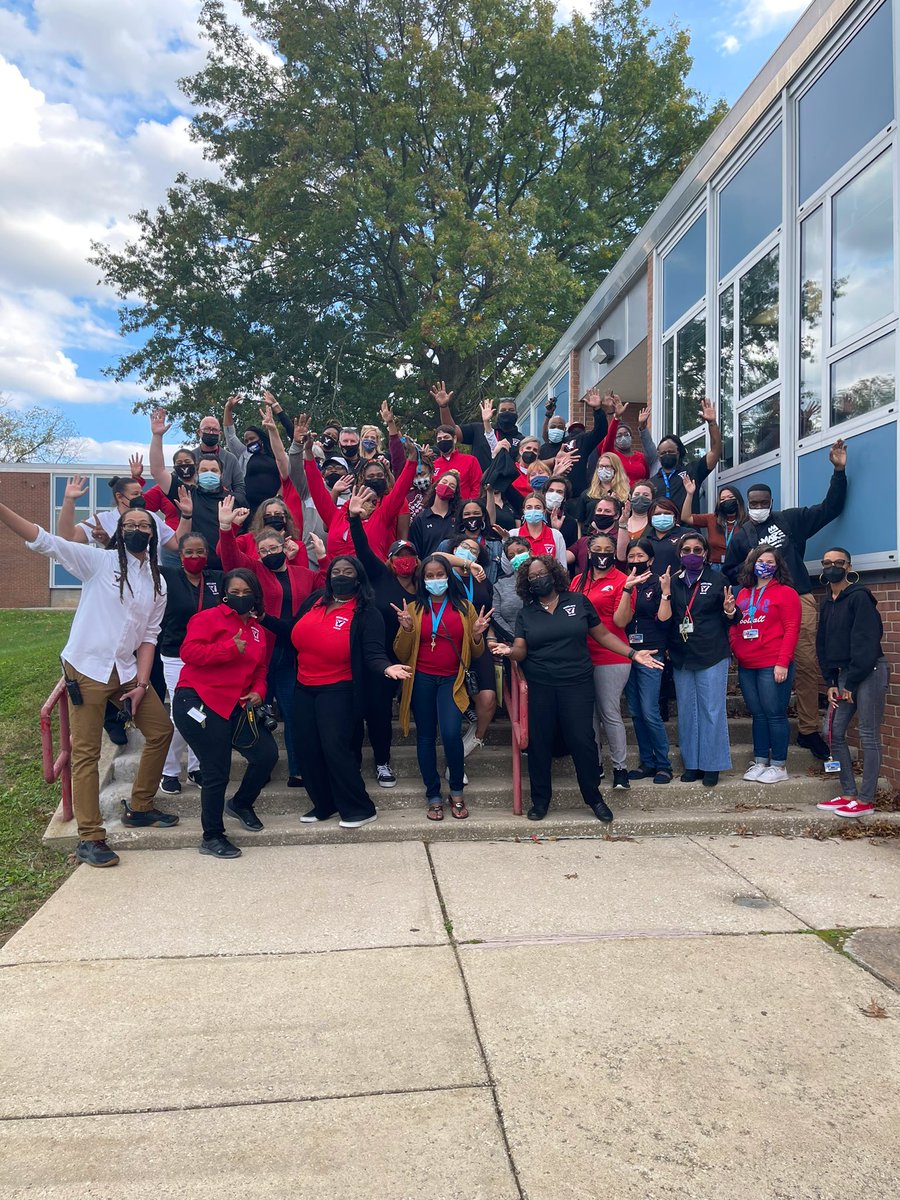 RonaldMcFadden's tweet photo. We’re better together! We’ve got this. All for kids💯💪🏼🎓 #TeamWMS #WeAreWoodlawn🦅 @RArchelus @sharris2021 @fellscienceWMS @DupreWMS @HossbachWMS @FrumkinWMS https://t.co/8Tqjzo3PCK