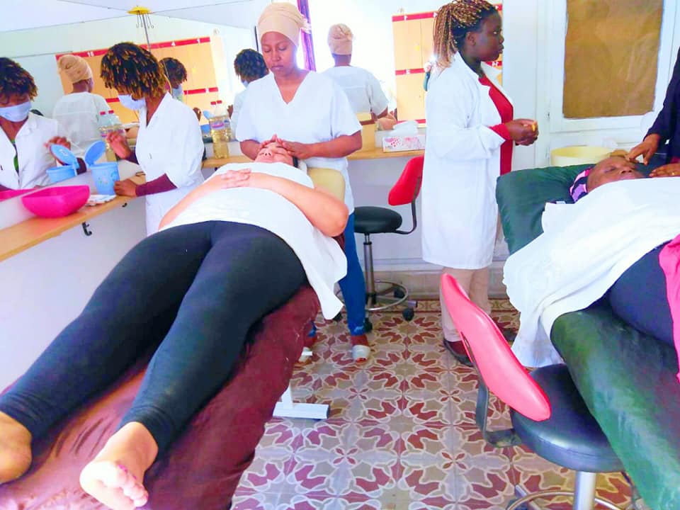 ALDAAFRICA01's tweet photo. Suite des formations professionnelles (coiffure et esthétique, groupe 100% féminin ) dans le cadre du projet #IDMAJ en partenariat avec l' #ACPP . 
#ALDA https://t.co/G3yTcEZB23